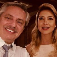 ¡No es Fabiola Yáñez! Alberto Fernández se muestra muy bien acompañado en una reunión