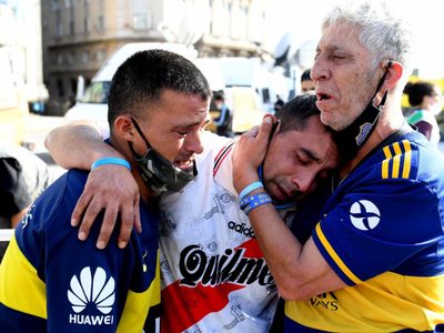 "Hasta el último rincón del mundo está llorando": el dolor de Bonafini por el final de Maradona