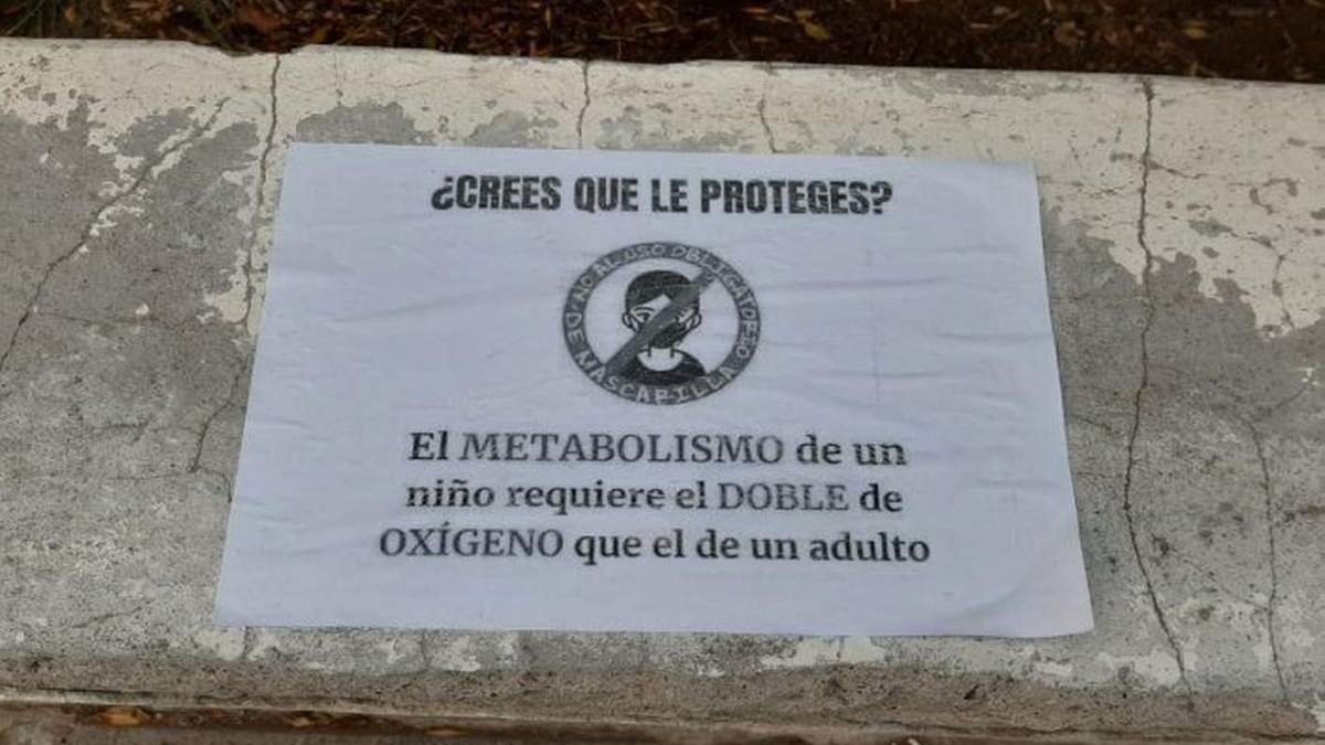 Pegatina expuesta en cercanías a una escuela primaria de Cipolletti. Fuente: (Twitter)