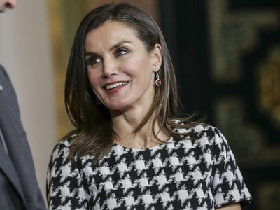 La reina Letizia reversionó su look con este abrigo de acabado pata de gallo XL. ¡Qué elegante!