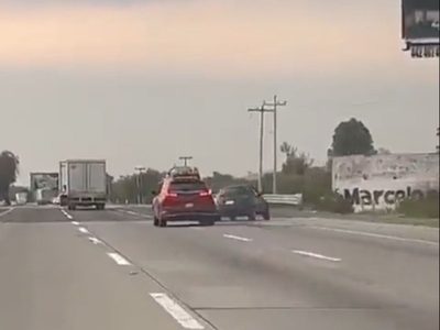 Captan cómo una camioneta descarrila a auto y lo hace chocar contra muro en la México-Querétaro