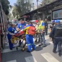 Accidente de Metrobús con motociclista deja 12 lesionados