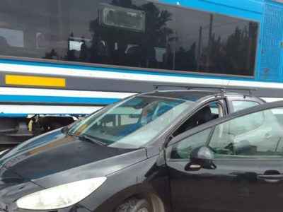 Peligro en las vías: el Tren del Valle chocó a un auto en un cruce sin barreras