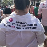 Con consignas contra AMLO y a favor del INE, marchan también en Cuernavaca