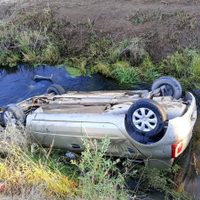 Un automóvil volcó en Ruta 7 y cayó a un desagüe: iban tres jóvenes
