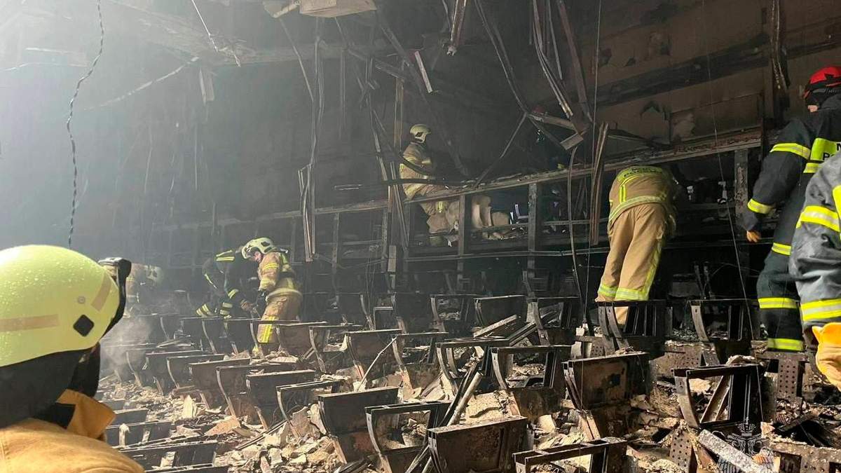 Rescatistas trabajan en el interior del Crocus City Hall, en Moscú, Rusia, un día después de un ataque reivindicado por el grupo Estado Islámico que causó decenas de muertos
