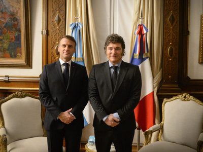 Javier Milei recibió a Emmanuel Macron en la Casa Rosada y viajó al G20