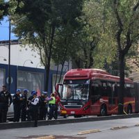Metrobús atropella y mata a un hombre en Reforma e Insurgentes