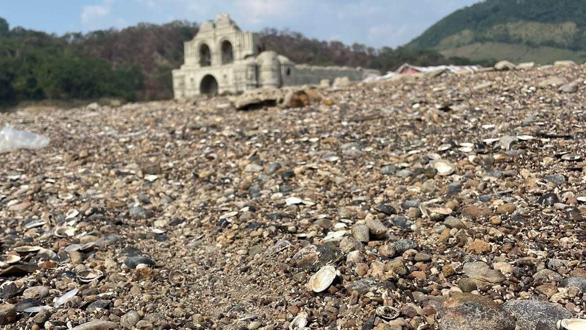 Las ruinas de un templo dominico del siglo XVI quedaron expuesta con la baja en los niveles de agua de la presa de Malpaso