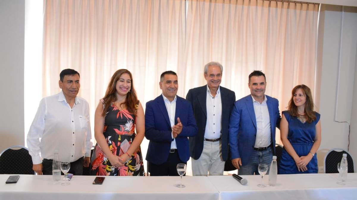 Ramón Rioseco junto a Daniel Figueroa, candidato a intendente de la ciudad de Neuquén. Fuente: (Facebook)
