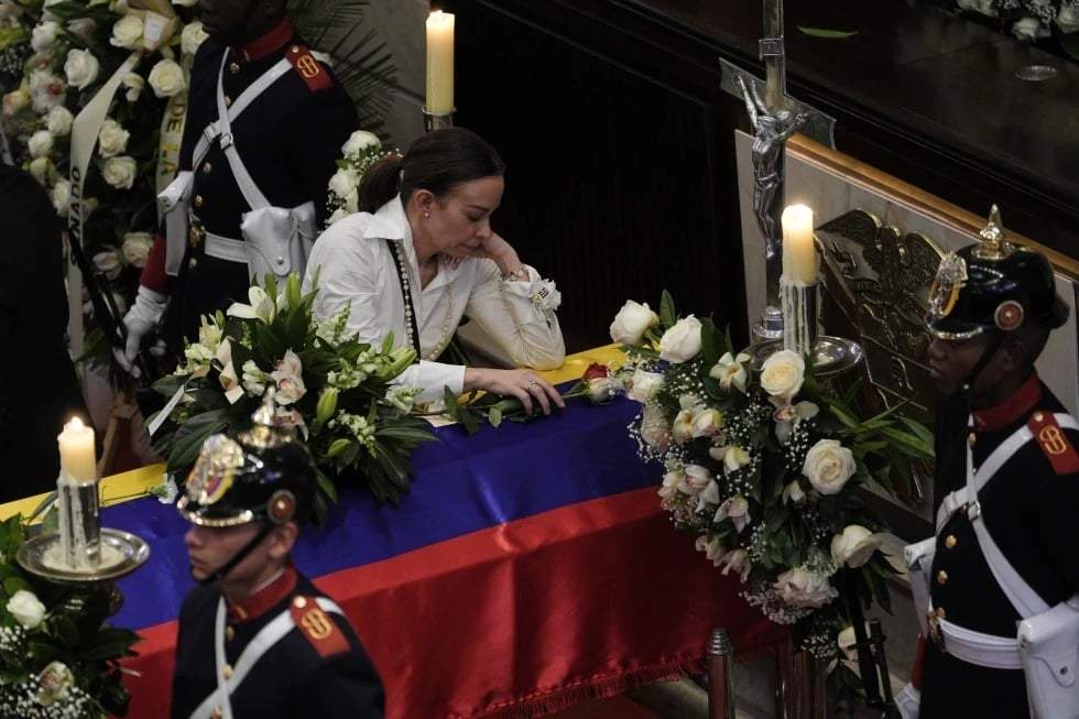Claudia Tarazona se apoya sobre el ataúd de su marido, el precandidato presidencial Miguel Uribe, que murió de los disparos recibidos en un mitin político, en Bogotá, Colombia, el 12 de agosto de 2025.