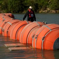 Juez ordena a Texas mover barrera flotante a la orilla del río Bravo para el 15 de septiembre