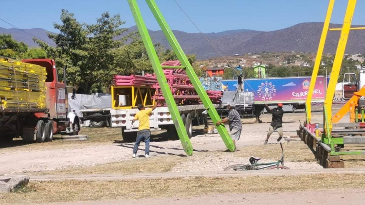 Instalación de juegos mecánicos para la Feria de Iguala