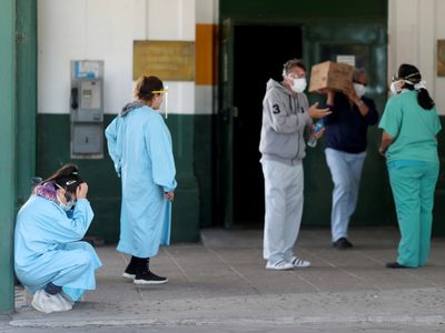El Gobierno dará 15.000 pesos a familiares de los fallecidos por coronavirus