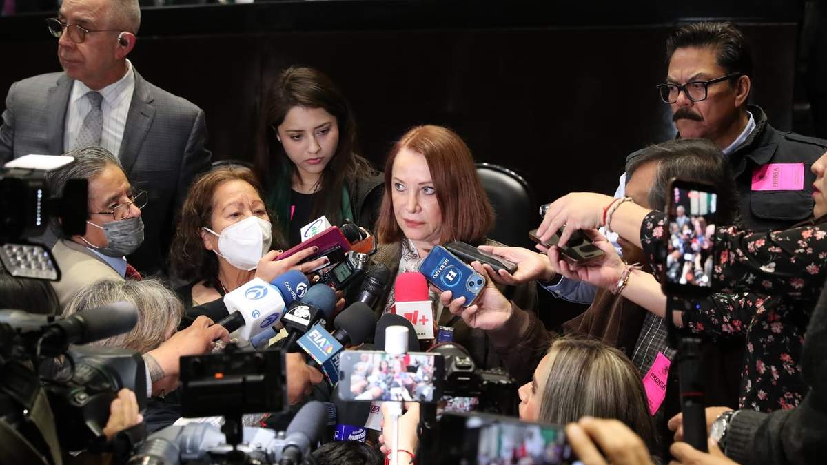 La presidenta de la Mesa Directiva del Senado, Laura Itzel Castillo, habla ante medios de comunicación durante la sesión de la Comisión Permanente, el miércoles 17 de diciembre de 2025