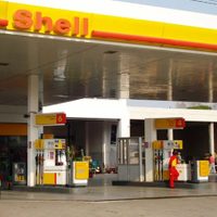 Manzano y Vila ofrecen U$S 1.400 millones por las estaciones Shell