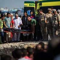 Naufragio en las costas de Libia deja al menos 43 migrantes muertos