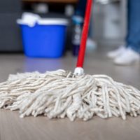 Mirá este truco exprés para crear un trapeador casero y reciclado y no gastar en uno nuevo