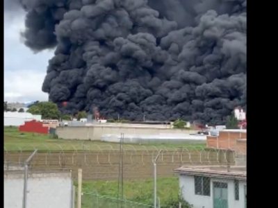 Incendio en maderería provoca el cierre de la carretera Puebla-Atlixco; evacúan a estudiantes