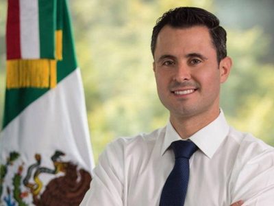 Pese a carencias municipales, edil veracruzano va a España con familia y hasta con tuitero