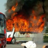 Queman camiones de pasajeros para exigir justicia por víctimas de un accidente en el Edomex