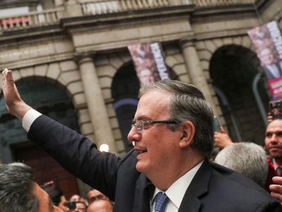 “¡Presidente, presidente!” gritan a Ebrard en la presentación de su libro “El camino de México”