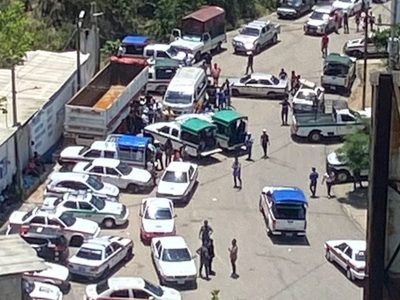 Queman patrulla durante disputa entre transportistas “piratas” y legales en Copainalá, Chiapas
