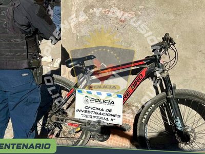 Buscaban una bicicleta robada y encontraron un kiosko de drogas en Centenario