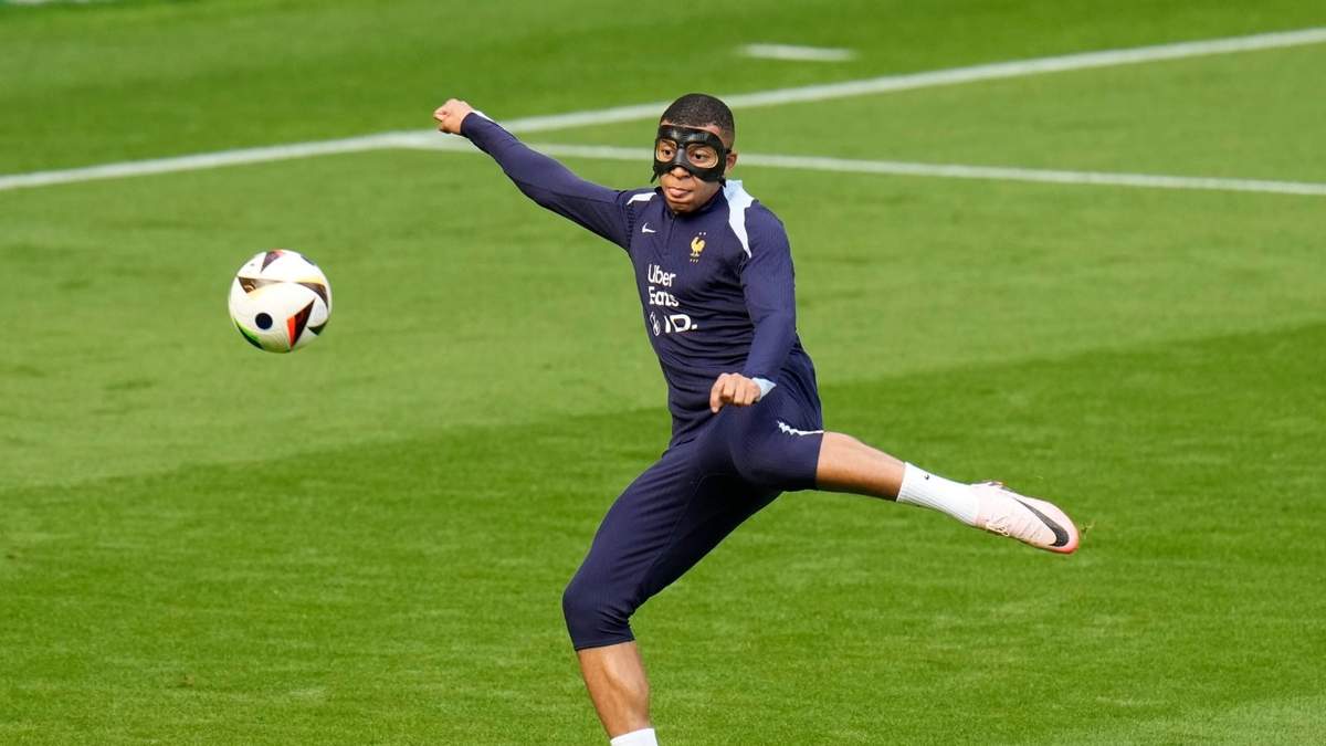 El francés Kylian Mbappé intenta hacer un disparo durante una sesión de entrenamientos en Paderborn, Alemania, el domingo 23 de junio de 2024