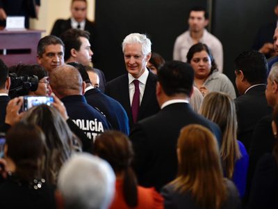 Acusan a Alfredo del Mazo de operar contra Alejandra del Moral a cambio de una embajada