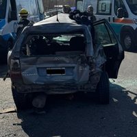 Un camión intentó sobrepasar a un colectivo y chocó con un auto