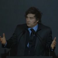 En penumbras, Milei culpa a "la casta" de los escándalos