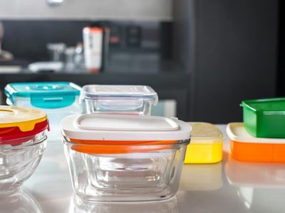 Truco para limpiar los recipientes herméticos y dejarlos impecables con un papel de cocina