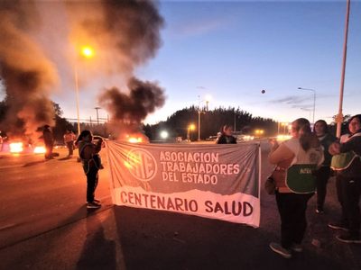 Trabajadores del hospital de Centenario mantienen cortada la ruta 7 desde esta mañana