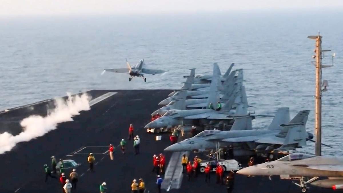 Un avión despegando del portaaviones USS Harry S. Truman en el mar Rojo antes de ataques aéreos en Saná, Yemen, el sábado 15 de marzo de 2025