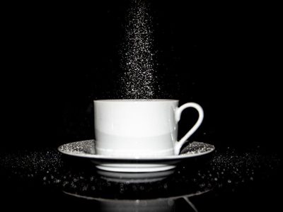 El Feng Shui lo confirma: dónde colocar una taza con sal para atraer riqueza