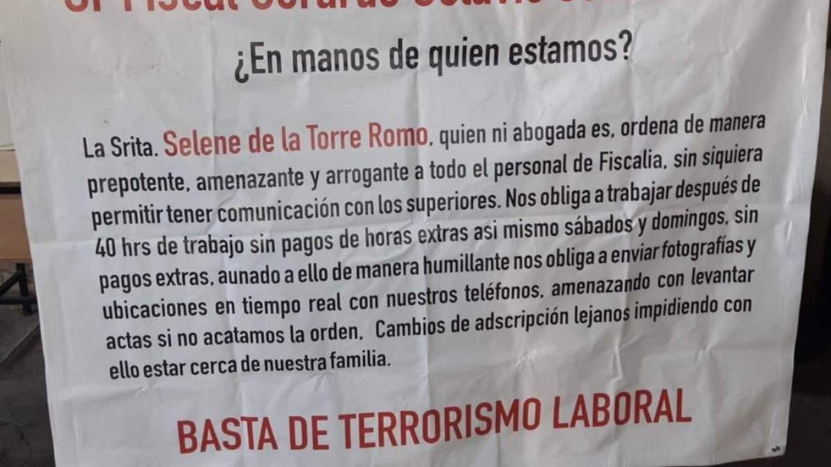Una de las lonas colocadas por trabajadores de la Fiscalía