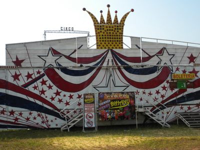 Reinventarse para sobrevivir: los artistas del circo Dihany ahora venden pollo