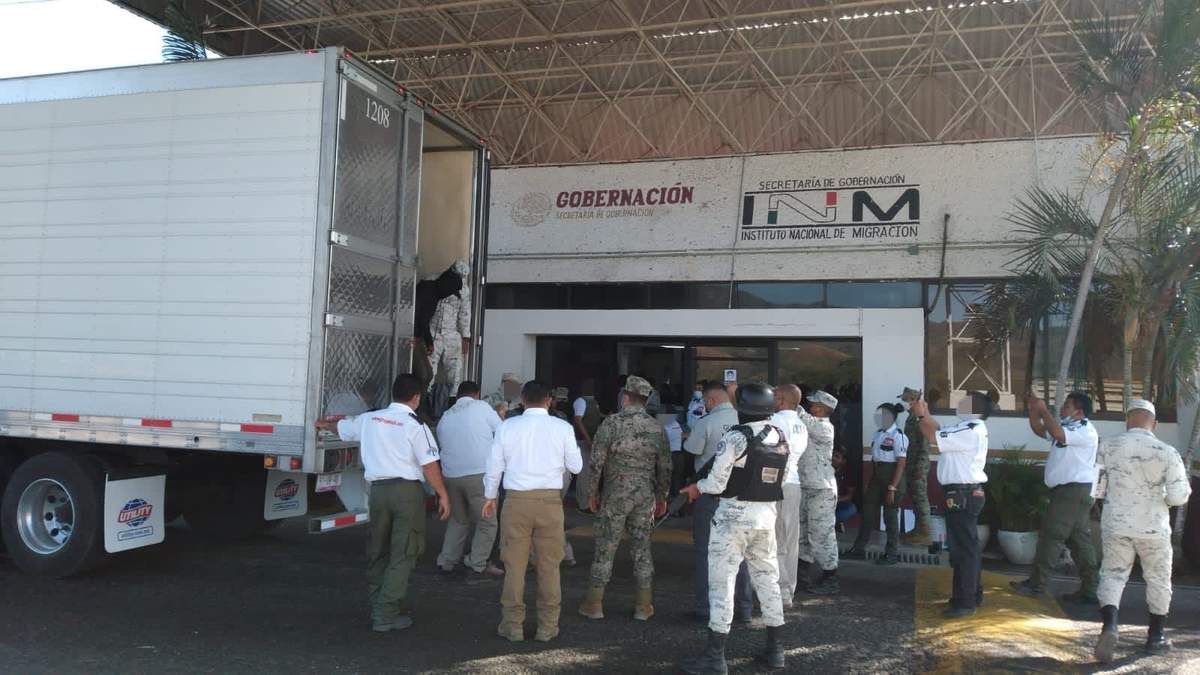 El tráiler y los migrantes fueron llevados a instalaciones del INM