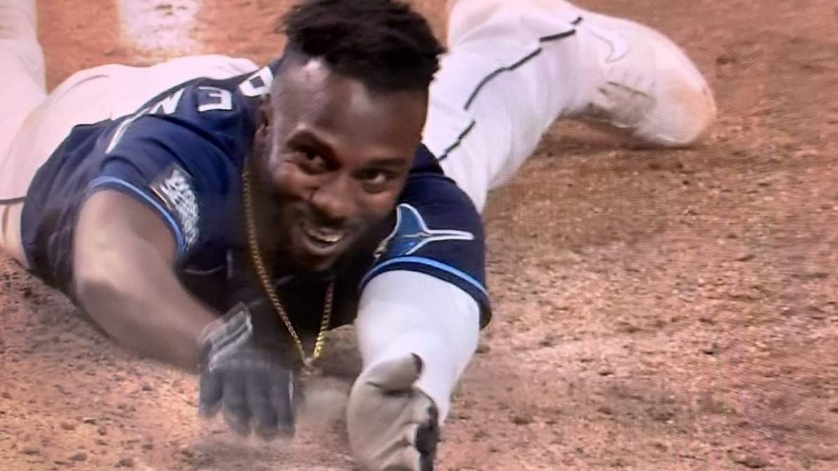 Randy Arozarena se tiró de panza hacia el home para anotar la octava que le dio el triunfo a los Rays