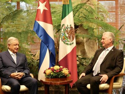 AMLO se reúne con Díaz-Canel en Cuba y coloca ofrenda floral en monumento a José Martí