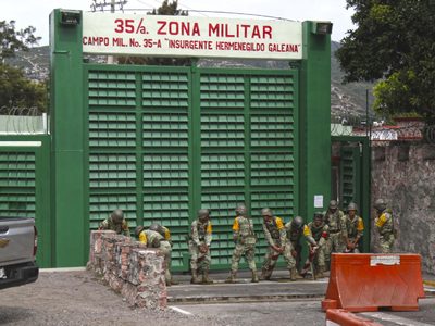 Caso Ayotzinapa: Por delincuencia organizada, ordenan capturar a los ocho militares recién liberados