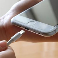 Con algo muy fácil de conseguir, así podés reparar el cable del cargador de tu celular para no tirarlo