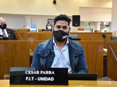 El primero en emitir su voto fue César Parra, del Frente de Izquierda de los Trabajadores