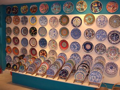 Si tenés platos viejos o rotos, no los tires: mirá cómo darle un toque muy original a tu hogar con estas ideas