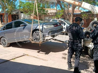 Tras una persecución, detuvieron a tres jóvenes y hallaron una vaina servida en el auto