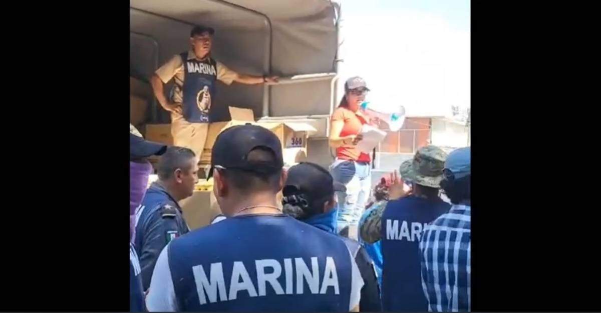 La aspirante de Morena a la alcaldía de Acapulco, Yolotzin Domínguez, repartiendo despensas