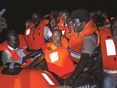 El rescate de migrantes naufraga en el Mediterráneo