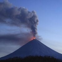 El volcán activo más alto de Eurasia entra en erupción