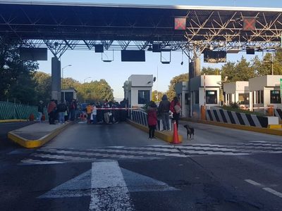 Sindicatos realizan toma de casetas y oficinas gubernamentales en Michoacán